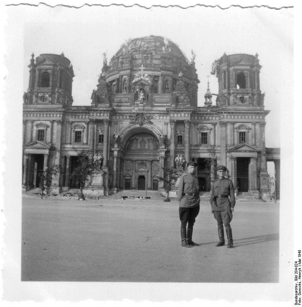 Berlin, sowjetische Soldaten vor Berliner Dom